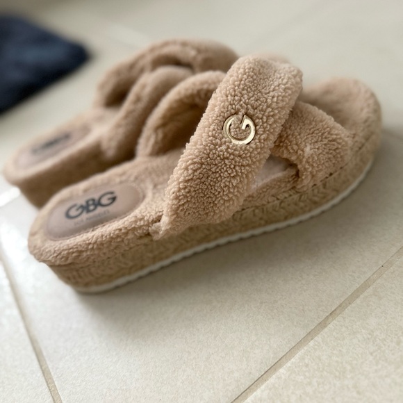 GBG Los Angeles Shoes - Fuzzy Sandals Size 9